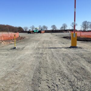 Kies uit verschillende kleurenafwerkingen en RAL-kleuren voor de behuizing van de slagboom, terwijl de aluminium slagboomarm is uitgevoerd in wit met rode reflecterende strepen voor maximale zichtbaarheid.