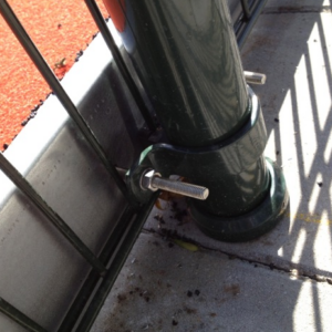 Al onze hockeyslagplanken zijn eenvoudig met kapbeugels te bevestigen, alhoewel op de afbeelding door de vereniging te lange bouten gebruikt zijn :-)