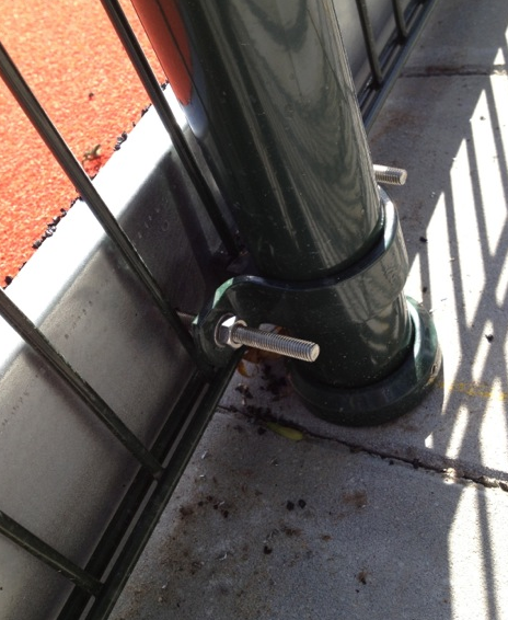 Al onze hockeyslagplanken zijn eenvoudig met kapbeugels te bevestigen, alhoewel op de afbeelding door de vereniging te lange bouten gebruikt zijn :-)