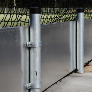 De achterzijde van onze rubberen slagplanken in gezet verzinkt profiel, bekeken van de achterkant. Hier de 48 cm hoge uitvoering.