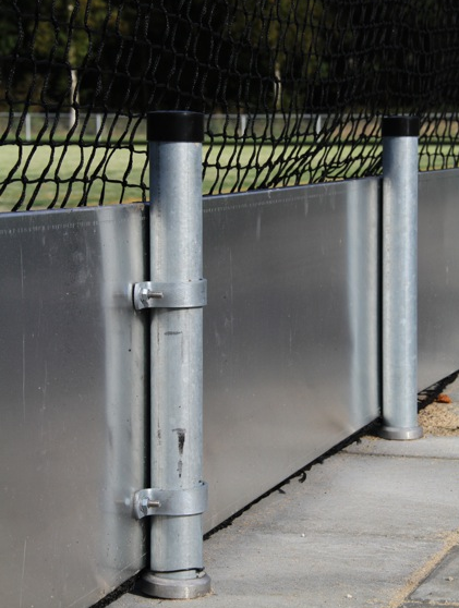 De achterzijde van onze rubberen slagplanken in gezet verzinkt profiel, bekeken van de achterkant. Hier de 48 cm hoge uitvoering.