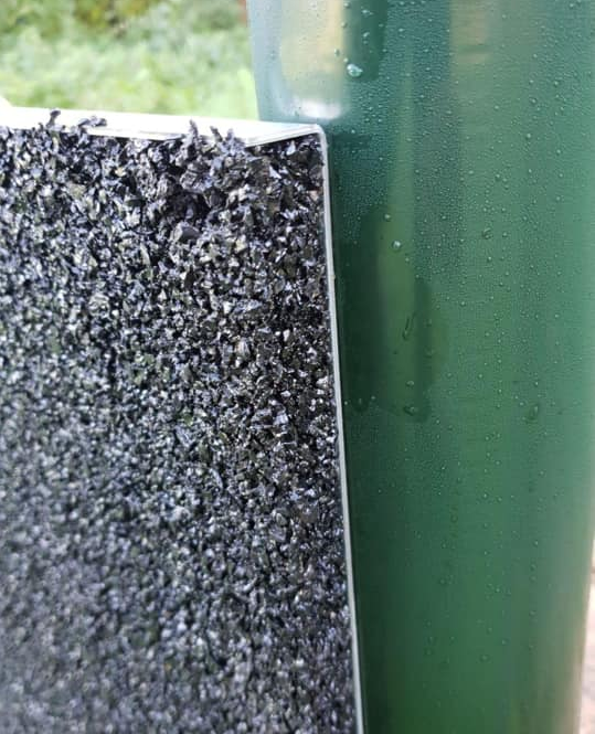 Detailfoto van onze rubber granulaat hockey slagplanken.