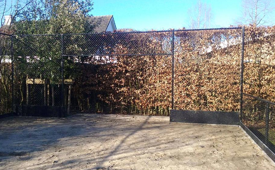 Onze slagplanken voor hockey van rubber granulaat in gezet profiel in een door ons te plaatsen hockeycourt.