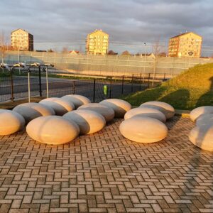 14 van deze fraaie variant op de parkbank, zitstenen in Bergschenhoek, nog even op de plek zetten en gereed. Hier is gekozen voor de grijze uitvoering.