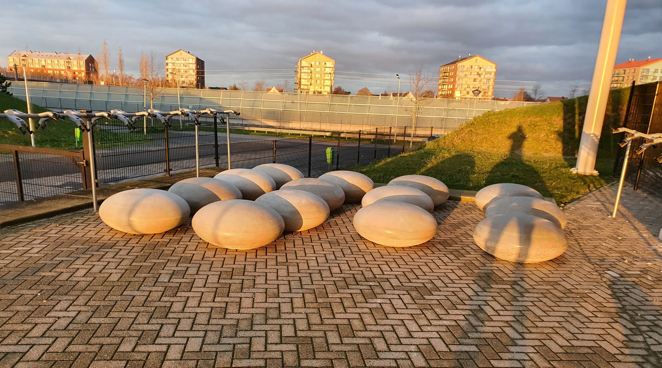 14 van deze fraaie variant op de parkbank, zitstenen in Bergschenhoek, nog even op de plek zetten en gereed. Hier is gekozen voor de grijze uitvoering.