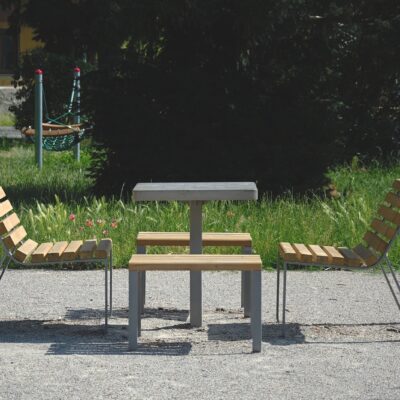 Deze schaakset wordt geleverd met 2 van deze stoelen met rugleuning. Heerlijk comfortabel achterover hangen als u tegenstander aan zet is.