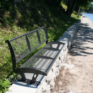 Parkbank Tauri met ingekorte bankvoeten. Gecoat in ral 9005