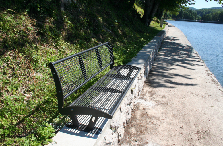 Parkbank Tauri met ingekorte bankvoeten. Gecoat in ral 9005