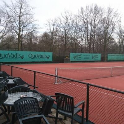 Tennisbaandoek, winddoeken kopen. Maatwerk, vakwerk voor een scherp prijs. Diverse kleuren, maatwerk vakwerk. Winddoeken voor de bouw en uw tennisbaan.