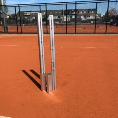 Tennisnetpalen kopen? Maak u tennisnet vast aan deze netpaal set. Uitgevoerd in vierkant 80 x 80 mm.