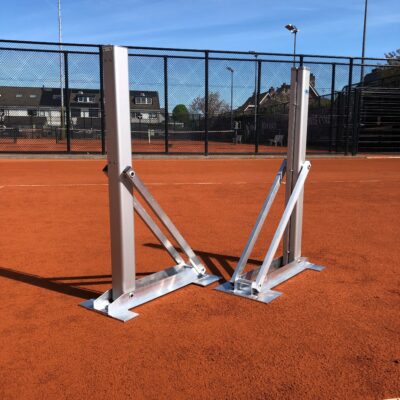 Professionele tennisnetpalen op slee voor maximale stabiliteit. Met aluminium kabelschijf en spelingsvrije scharnieren.