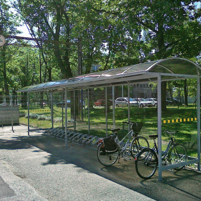 Luxe fietsoverkapping met fietsenrekken. Leverbaar in verschillende afmetingen.