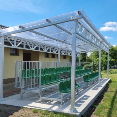 Overkapping voor de mini tribune. Nieuw. Relatief eenvoudig een overdekte tribune creëren. We informeren u graag.