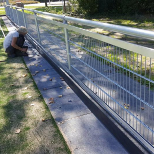 Massieve hockey slagplanken met een dikte van 5 cm. Tevens kunt u voor de afgebeelde veldafscheiding en voor de reclamebord-ophangrails bij ons terecht.