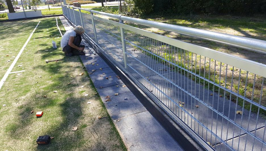 Massieve hockey slagplanken met een dikte van 5 cm. Tevens kunt u voor de afgebeelde veldafscheiding en voor de reclamebord-ophangrails bij ons terecht.