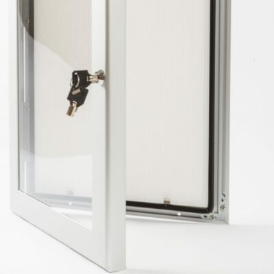 Deze vergrendelbare postervitrine vervangt waterafstotende kliklijsten en biedt een duurzame, stijlvolle oplossing.