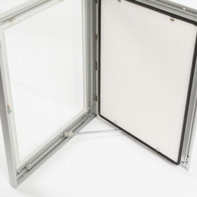 Vergrendelbare postervitrine van aluminium biedt een waterdichte en veilige oplossing voor al je buitencommunicatie.