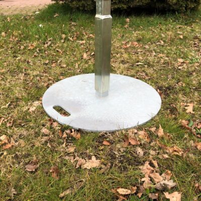 Duurzaam, zwaar en degelijk. Deze voetplaat voor korfbalpalen.