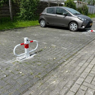 Neerklapbare parkeerbeugel. Voorkom wildparkeren op uw terrein.