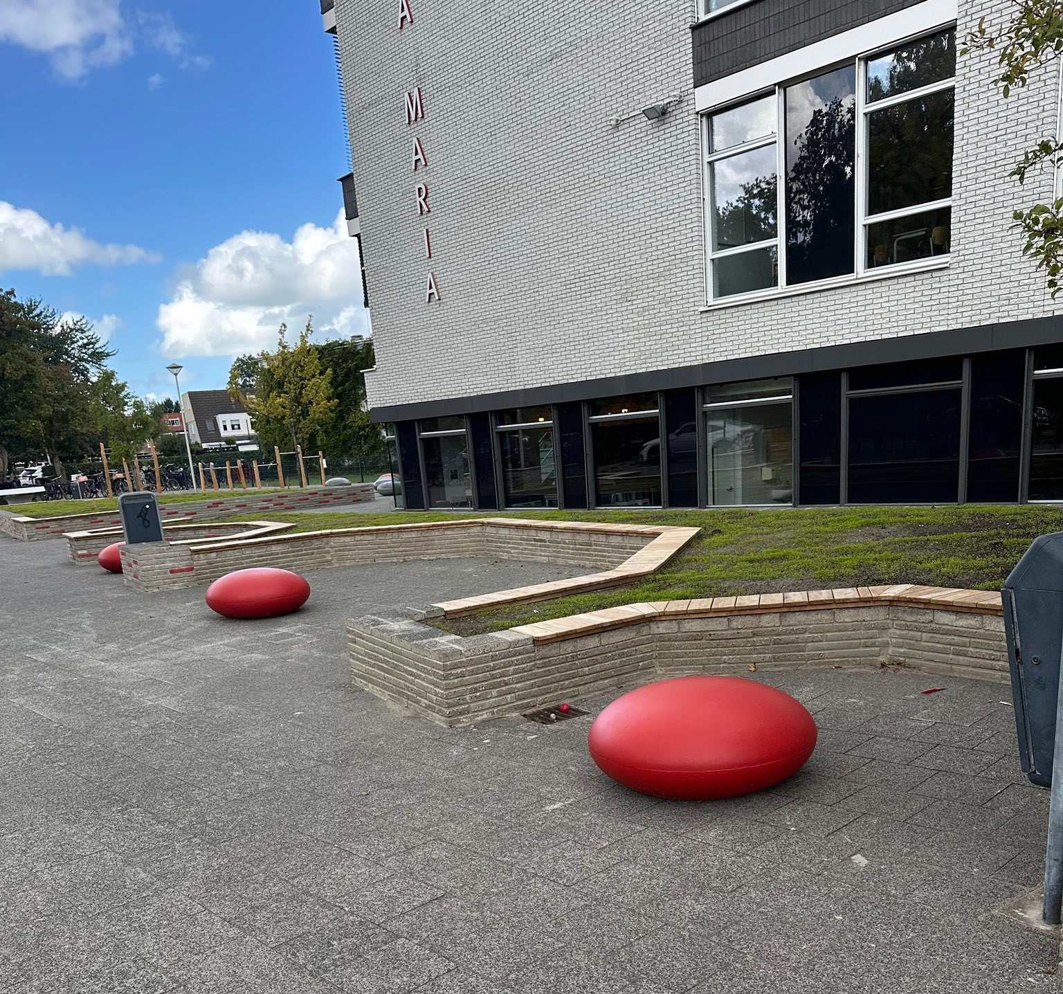 Weerbestendige en bijna onverwoestbare zitelementen voor scholen en openbare ruimtes. Deze liggen in Haarlem