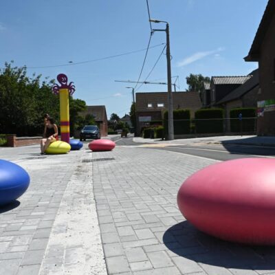 Onze betonnen zitelementen, Smarties in Rotselaar (Be).