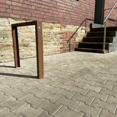 Fietsenrek - aanleunbeugels van Corten-staal, de ultieme duurzaamheid en bijzonder fraai om te zien.