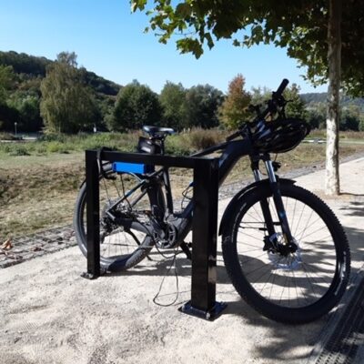 Fietsaanleunbeigel Marion, een ideaal fietsenrek om uw e-bike aan op te laden. Voorzien van geïntegreerde contactdoos met twee oplaadpunten: De aanleunbeugels zijn voorzien van een contactdoos met een verend deksel en voorgeassembleerde bekabeling voor eenvoudige en veilige aansluiting.