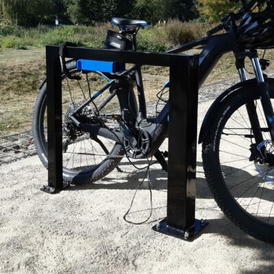 Duurzaam en zeer degelijk fietsenrek c.q. aanleunbeugel. Gezien het toenemend aantal E-bikes is deze aanleunbeugel een uitkomst voor bedrijf en particulier.