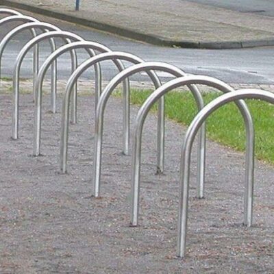 Afgebeeld een serie fraaie aanleunbeugels van rvs. Fietsparkeren op zijn mooist!