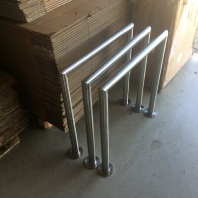 Op de afbeelding ziet u de degelijke voetplaten met de drie voorgeboorde gaten.