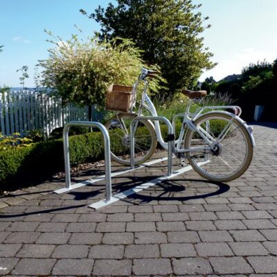 Verplaatsbare fietsaanleunrekken, fietsaanleunbeugels met voetplaten. Ideale oplossing voor tijdelijk fiets-parkeren en seizoensgebonden bedrijven.