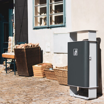 Dankzij de robuuste constructie van gegalvaniseerd staal, behandeld met een poedercoating, biedt de Stadium afvalbak uitstekende bescherming tegen de elementen en blijft deze jarenlang in topconditie, zelfs bij intensief gebruik.