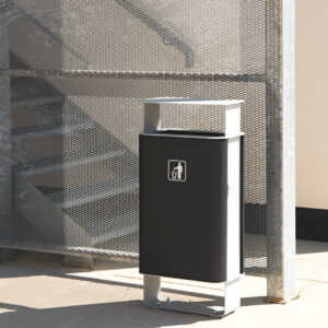 De buitenafvalbak Stadium is verkrijgbaar in zowel een stalen uitvoering met poedercoating in diverse RAL-kleuren als een variant met een stalen basis en FSC-gecertificeerde houten latten, waardoor het een duurzame en esthetische keuze is voor elke buitenruimte.