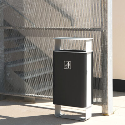 De buitenafvalbak Stadium is verkrijgbaar in zowel een stalen uitvoering met poedercoating in diverse RAL-kleuren als een variant met een stalen basis en FSC-gecertificeerde houten latten, waardoor het een duurzame en esthetische keuze is voor elke buitenruimte.