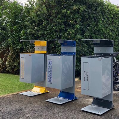 Afvalbak Oasi, een prachtige buiten afvalbak voor het scheiden van afval. Op aanvraag in bijna iedere afval-uitvoering leverbaar. Inhoud 70 LIiter .