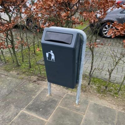 Buitenafvalbak Bima, uitgevoerd in het zwart (ral 9005) voorzien ven een verende brandwerkende klep.