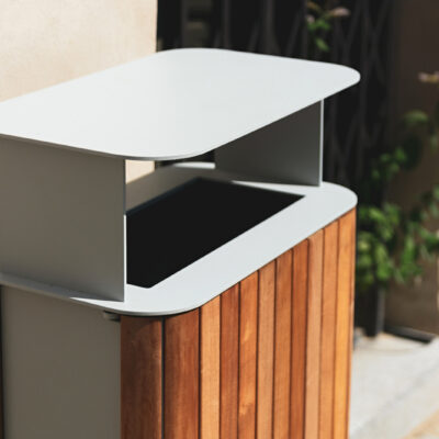 Deze stijlvolle buitenafvalbak is leverbaar in diverse RAL-kleuren en kan optioneel worden voorzien van een geïntegreerde asbak voor rokerszones.