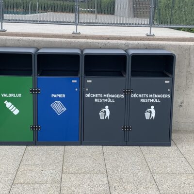 Buiten afvalbak Cubo Cestini. Hier in de lineaire opstelling. U kunt kiezen voor een 2-zijdige opening of aan 1 kant gesloten. Onbeperkt schakelbaar en diverse ral kleuren leevrbaar.