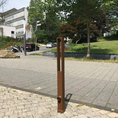 Afzetpaal Modern uitgevoerd in een roestkleur. Ook leverbaar in antraciet. Een bijzonder fraaie anti parkeer - afzetpaal voor een messcherpe prijs.