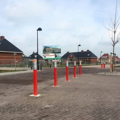 Parkeerpalen potloodmodel, ook in een uitneembare uitvoering leverbaar en in diverse rak kleuren. Ideaal bij oversteekplaatsen voor kinderen