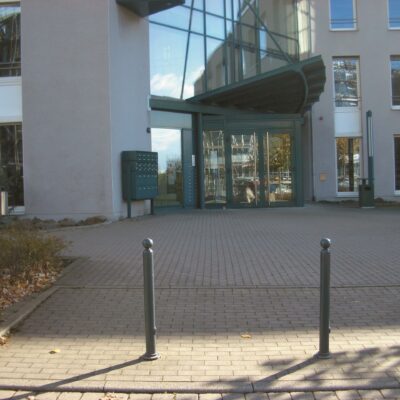 De ronde variant van deze parkeerpalen met bolkop. Leverbaar in een vaste, uitneembare en neerklapbare variant.