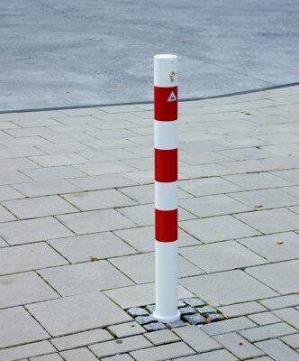Parkeerpalen met cilinderslot, ideaal als u niet met een zware sleutel rond wilt lopen. Deze parkeerpalen worden geleverd incl. 3 profielsleutels en kunnen, indien u meer parkeerpalen nodig bent, alle van dezelfde cilinder voorzien worden.