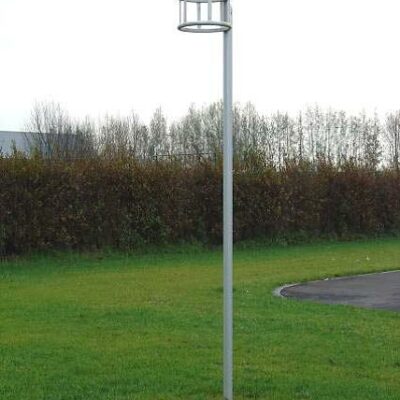 Vandalisme-arme korfbalpalen met aluminium korfbalmand. Ideaal voor scholen, campings en recreatieparken.