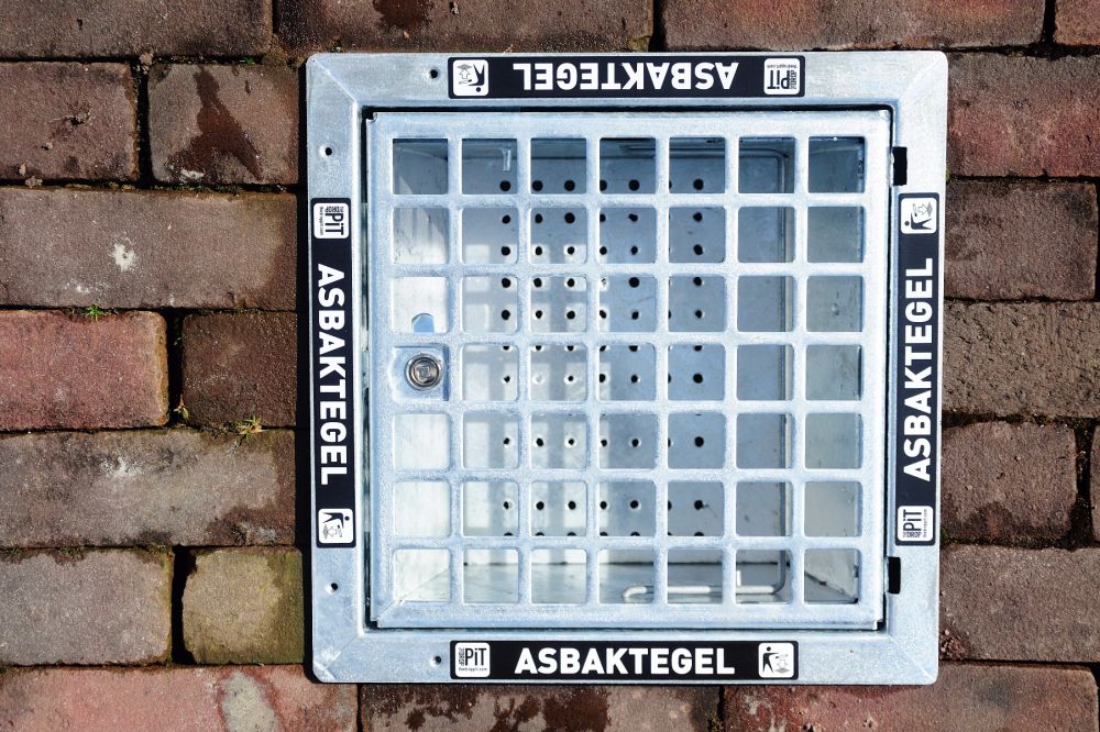 Asbaktegels. Op de afbeelding ziet u de perforatie voor de afwatering