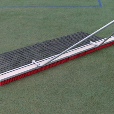 De Combi baanbezem. Duurzaam en voordelige baanbezem voor kunstgras ondergronden.