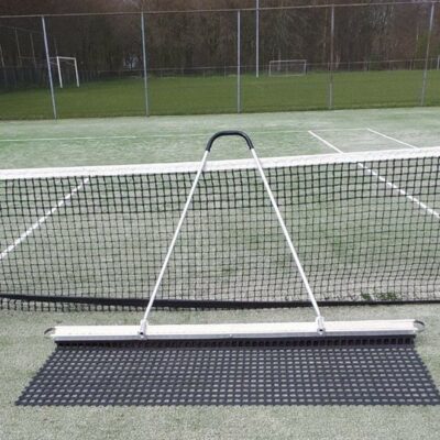 Een zeer degelijke en duurzame baanbezem, leverbaar voor gravel en kunstgras-ondergronden