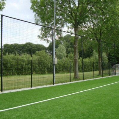 Ballenvanger 5 meter hoog. Onder dsm en boven ballenvanger-net. Alle ijzerwerk volbad verzinkt en zwart gecoat.