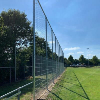 Superstrak geplaatst, deze ballenvanger van net en dsm-matten. SKWshop, levert en plaatst uw ballenvangers voor zeer scherpe prijzen.