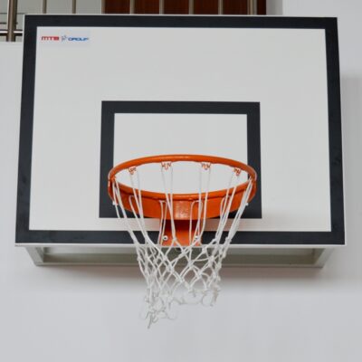Afgebeeld de recreatie-uitvoering van dit duurzame en voordelige basketbalbord.