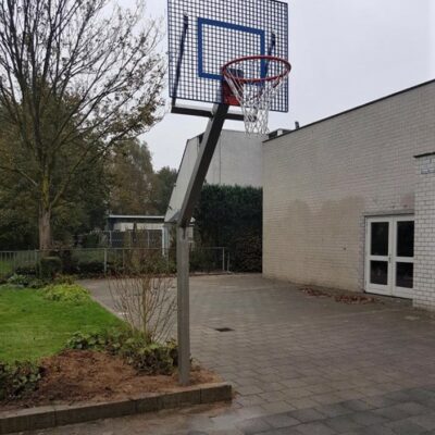 Basketbalpalen voor speel en schoolplein, voor een zeer scherpe prijs. Topkwaliteit, ook deze basketbalpaal is uitgevoerd met een geluids- en vandalisme-arm basketbalbord in een fraai blauwe kleur. Deze staat bij VSO de Zonnehoek in Apeldoorn